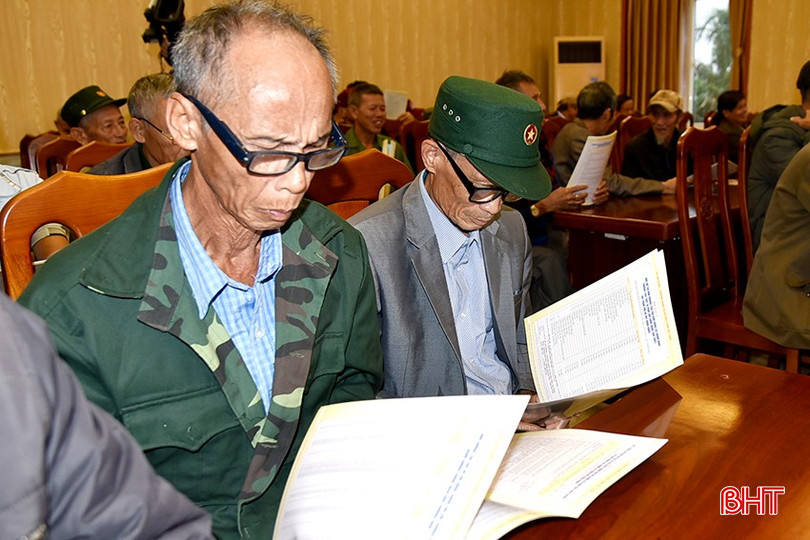 Delegatene lærer om fortrinnsrettslige retningslinjer og regimer for folk med revolusjonære bidrag. bqbht_br_dt-dsc2506.jpg