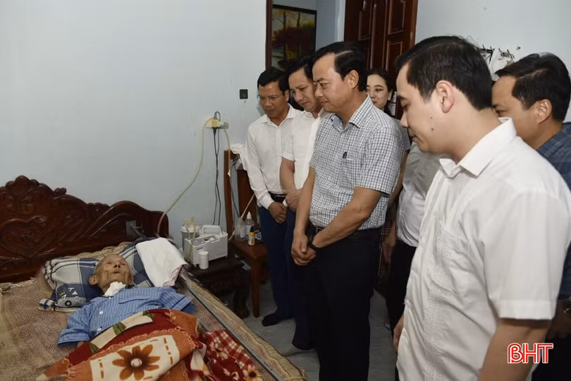 Đoàn thăm hỏi, động viên và tặng quà gia đình ông Kiều Đình Chiểu...