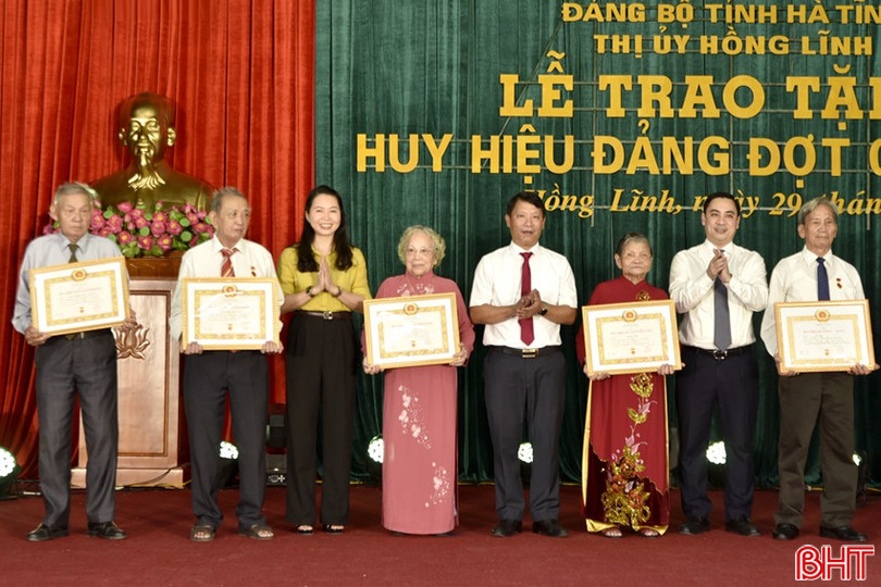 Lãnh đạo Ban Tổ chức Tỉnh ủy và Thị xã Hồng Lĩnh trao tặng Huy hiệu 60 năm tuổi Đảng cho các đảng viên.