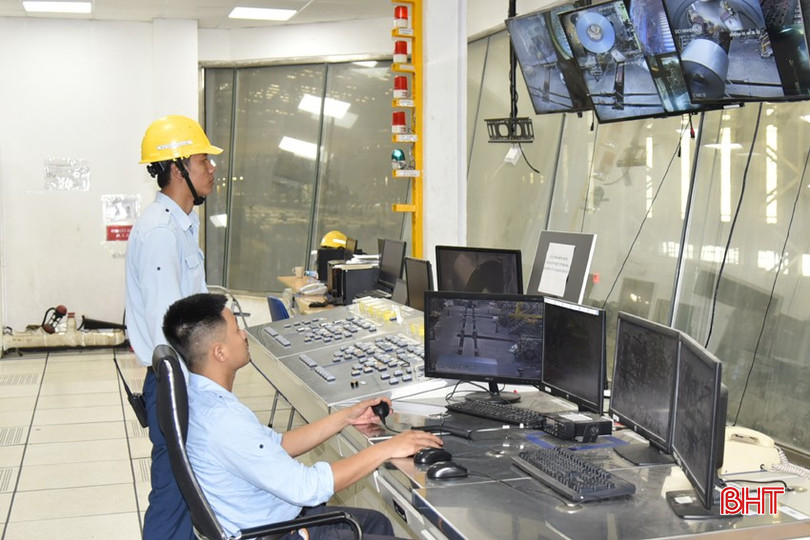 Anh Nguyễn Ngọc Thái - công nhân xưởng cán nóng, Công ty TNHH Gang thép Hưng Nghiệp Formosa Hà Tĩnh (đội mũ) cùng các đồng nghiệp thực hiện nghiêm các quy định về ATVSLĐ trong khi làm việc. bqbht_br_dt-dsc0618.jpg
