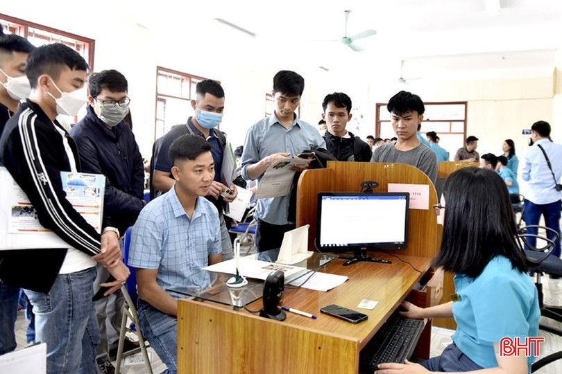 Lao động tham gia phiên giao dịch việc làm do Trung tâm Dịch vụ việc làm Hà Tĩnh tại TX Kỳ Anh tổ chức. bqbht_br_109d5114643t74643l0.jpg
