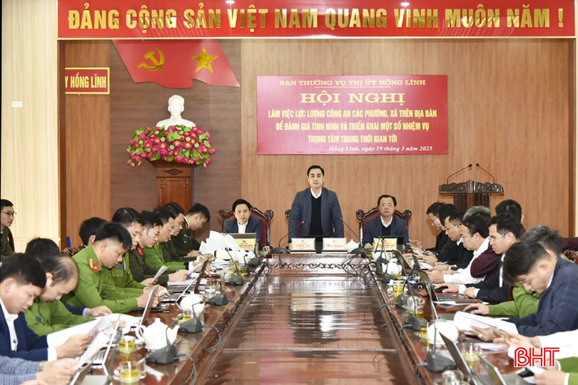 Chiều 19/3, Ban Thường vụ Thị uỷ Hồng Lĩnh tổ chức hội nghị làm việc với lực lượng công an các phường, xã trên địa bàn để đánh giá tình hình và triển khai một số nhiệm vụ thời gian tới. bqbht_br_dt-dsc8693.jpg