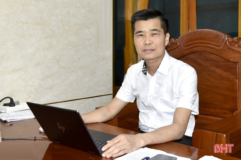 Phó Chủ tịch UBND thị xã Hồng Lĩnh Trần Xuân Đức trả lời phóng viên Báo Hà Tĩnh. bqbht_br_dt-dsc8846.jpg