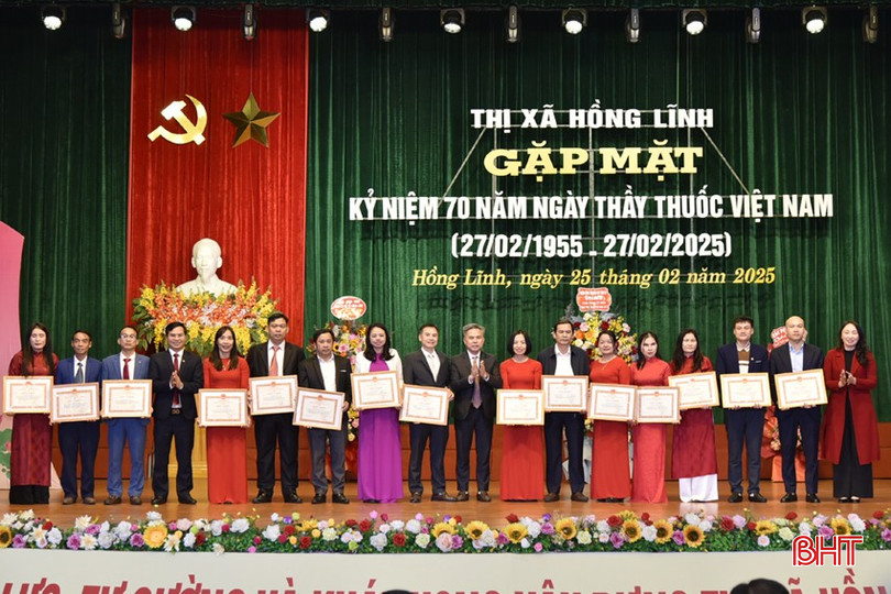 ...và cá nhân có thành tích xuất sắc trong sự nghiệp chăm sóc, bảo vệ và nâng cao sức khỏe Nhân dân. bqbht_br_dt-dsc8037.jpg