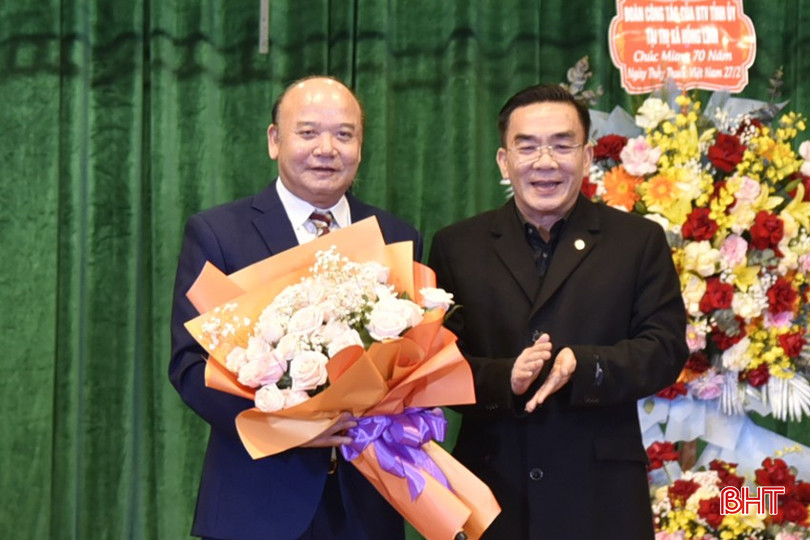 Phó Cục trưởng Cục Y tế dự phòng, Bộ Y tế Nguyễn Lương Tâm tặng hoa chúc mừng Giám đốc Trung tâm Y tế TX Hồng Lĩnh Nguyễn Thái Lâm vừa được Chủ tịch nước tặng danh hiệu Thầy thuốc ưu tú. bqbht_br_dt-dsc8025.jpg