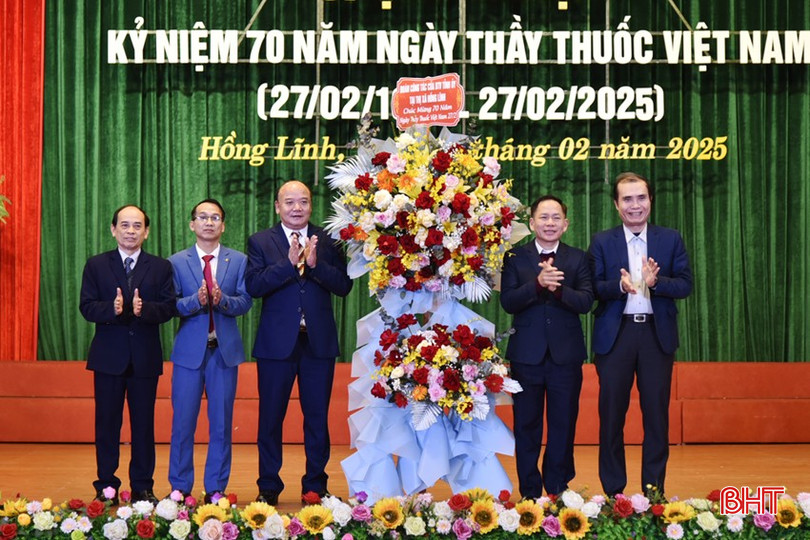 Phó Trưởng đoàn chuyên trách Đoàn ĐBQH Hà Tĩnh Trần Đình Gia tặng hoa chúc mừng các đơn vị y tế trên địa bàn TX Hồng Lĩnh. bqbht_br_dt-dsc8018.jpg