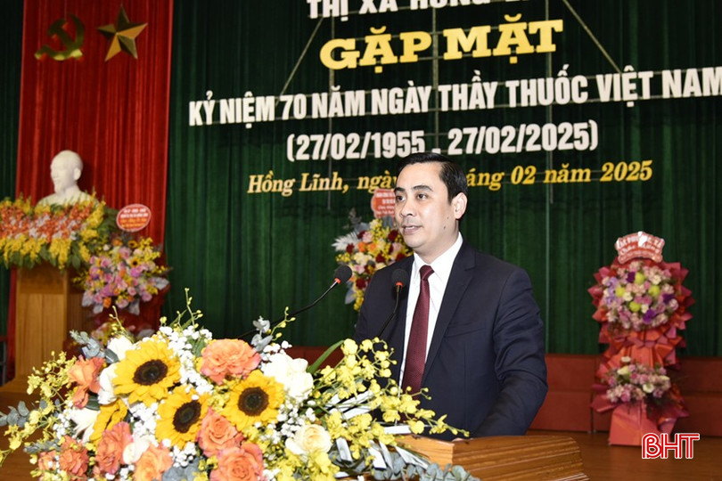 Bí thư Thị uỷ Hồng Lĩnh Lê Thành Đông phát biểu tri ân, cảm ơn và chúc mừng các đơn vị y tế, các thế hệ thầy thuốc trên địa bàn. bqbht_br_dt-dsc8030.jpg