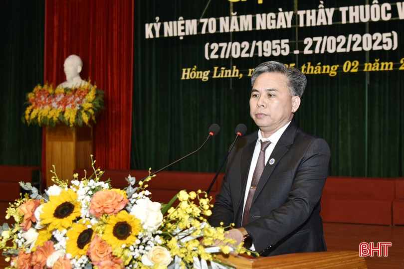 Phó Chủ tịch UBND thị xã Hồng Lĩnh Tôn Quang Ngọc trình bày diễn văn truyền thống 70 năm Ngày Thầy thuốc Việt nam. bqbht_br_dt-dsc8007.jpg