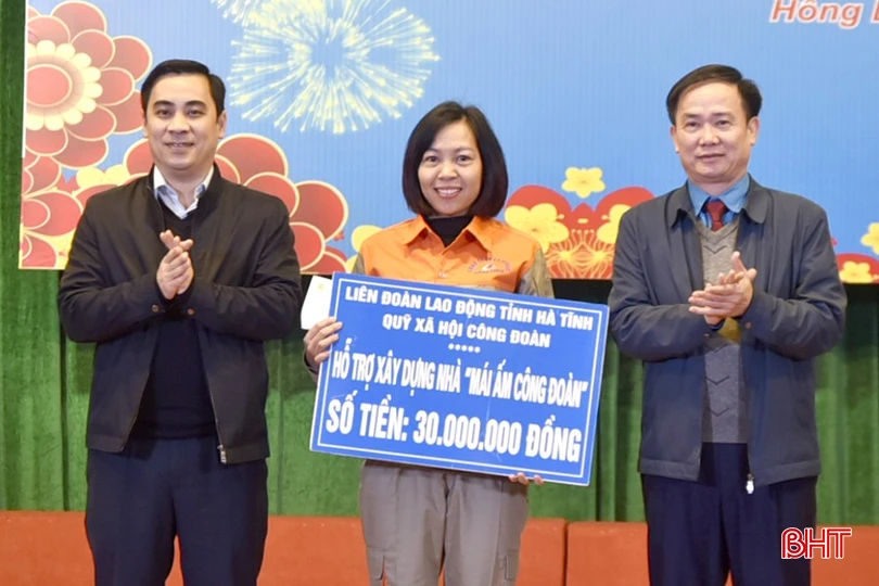 Phó Chủ tịch LĐLĐ tỉnh Ngô Đình Vân và Bí thư Thị uỷ Hồng Lĩnh Lê Thành Đông trao biểu trưng hỗ trợ xây dựng nhà "Mái ấm Công đoàn".