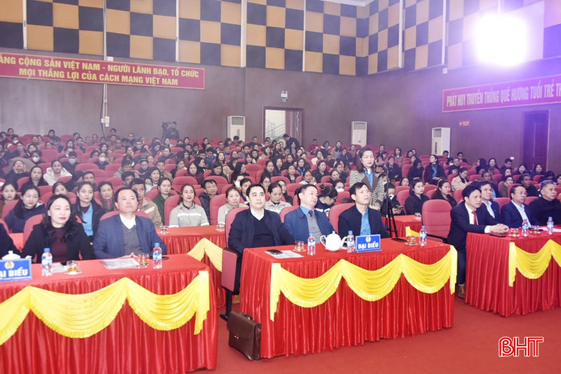 Đại biểu dự chương trình “Tết sum vầy – Xuân ơn Đảng”. Đại biểu dự chương trình “Tết sum vầy – Xuân ơn Đảng”.