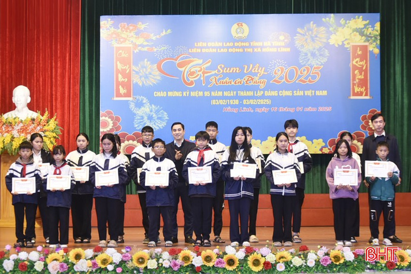 Lãnh đạo TX Hồng Lĩnh và đại diện Tạp chí Nhà đầu tư trao học bổng cho con công nhân lao động vượt khó học giỏi. Lãnh đạo TX Hồng Lĩnh và đại diện Tạp chí Nhà đầu tư trao học bổng cho con công nhân lao động vượt khó học giỏi.