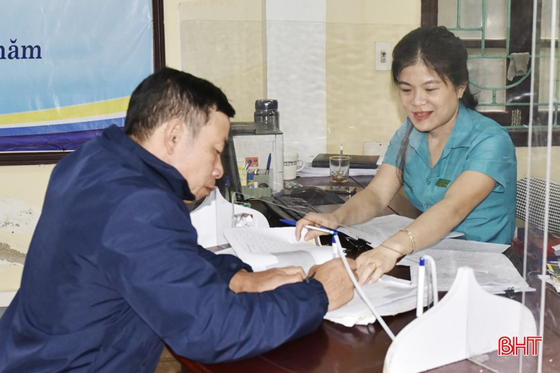 Cán bộ Trung tâm Dịch vụ việc làm Hà Tĩnh hướng dẫn thủ tục nộp hồ sơ đề nghị hưởng trợ cấp bảo hiểm thất nghiệp cho người lao động. bqbht_br_dt-dsc9174.jpg