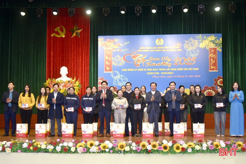Lãnh đạo LĐLĐ tỉnh, TX Hồng Lĩnh trao quà cho đoàn viên, công nhân, người lao động Lãnh đạo LĐLĐ tỉnh, TX Hồng Lĩnh trao quà cho đoàn viên, công nhân, người lao động