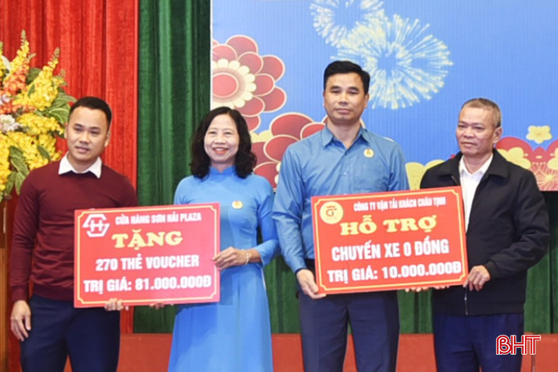 Cửa hàng Sơn Hải Plaza (TX Hồng Lĩnh) và Công ty vận tải hành khách Châu Tịnh (Nghi Xuân) trao biểu trưng hỗ trợ. Cửa hàng Sơn Hải Plaza (TX Hồng Lĩnh) và Công ty vận tải hành khách Châu Tịnh (Nghi Xuân) trao biểu trưng hỗ trợ.