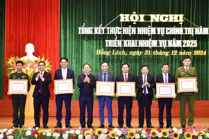 Phó Trưởng đoàn chuyên trách Đoàn ĐBQH Hà Tĩnh Trần Đình Gia và lãnh đạo TX Hồng Lĩnh trao giấy khen của BTV Thị uỷ Hồng Lĩnh cho các tập thể... bqbht_br_dt-dsc6178.jpg
