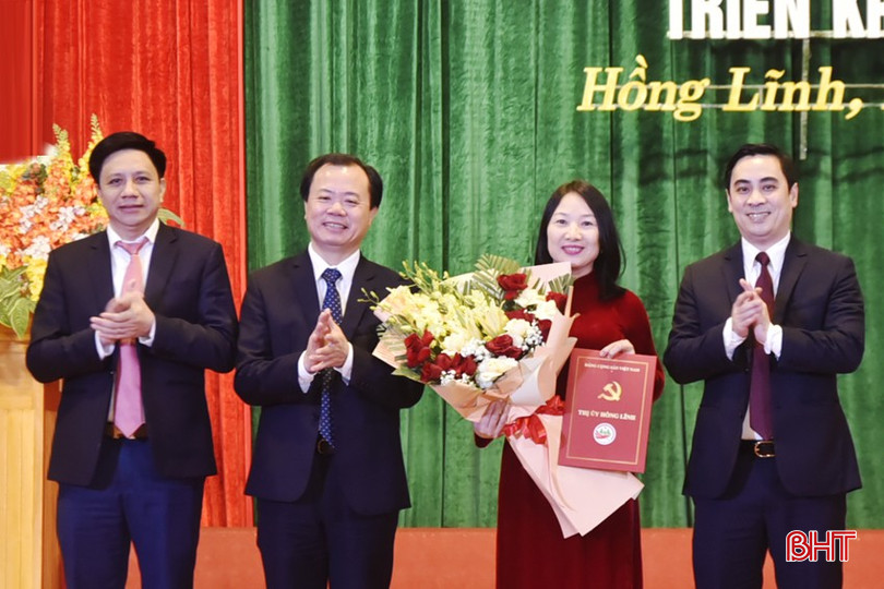 Lãnh đạo TX Hồng Lĩnh trao quyết định tiếp nhận Chi bộ Phòng Giao dịch Ngân hàng chính sách xã hội TX Hồng Lĩnh. bqbht_br_dt-dsc6174.jpg