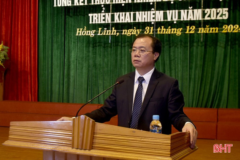 Phó Bí thư Thường trực Thị uỷ Hồng Lĩnh Nguyễn Thăng Long báo cáo tổng kết nhiệm vụ chính trị năm 2024, triển khai nhiệm vụ trọng tâm năm 2025. bqbht_br_dt-dsc6151.jpg