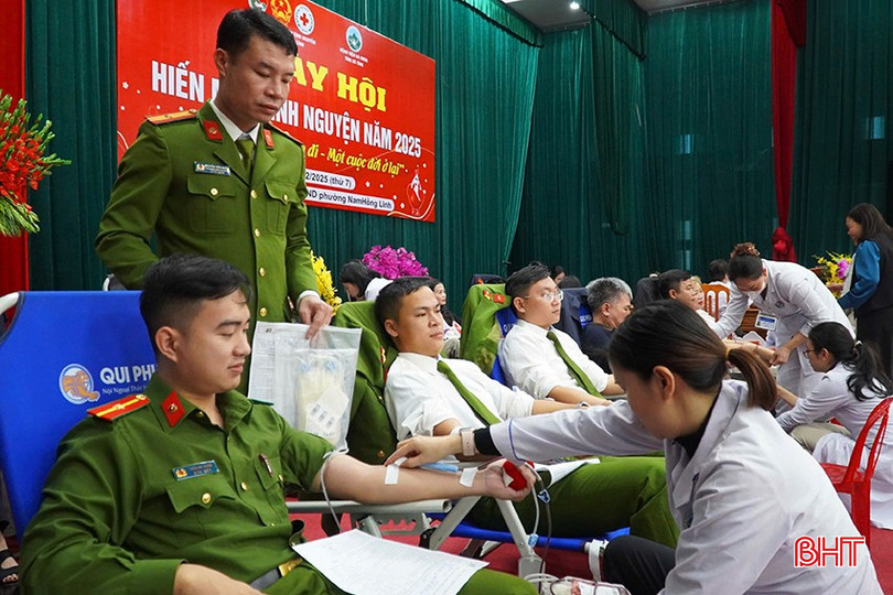 Cán bộ, chiến sỹ Công an phường Nam Hồng Lĩnh tham gia hiến máu.