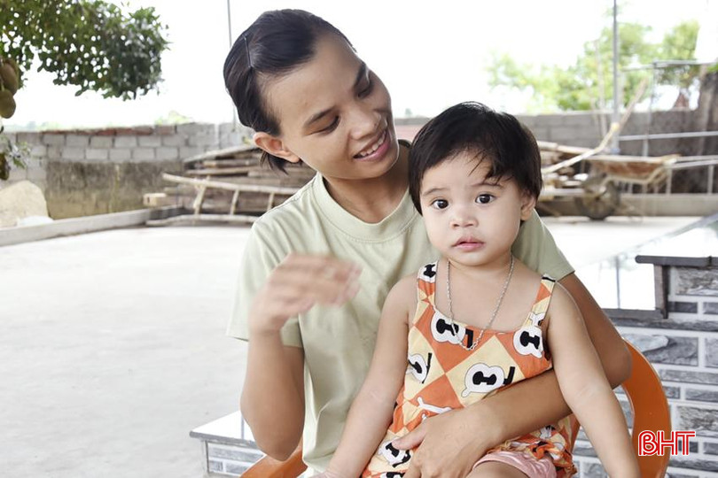 Chị Hồ Thị Hà, xã Tùng Lộc, huyện Can Lộc vui mừng khi con gái đã được phẫu thuật miễn phí hở môi, vòm miệng thành công. DT _DSC1912.jpg