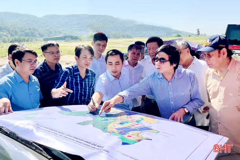 Trước đó, vào sáng nay (29/9), các đại biểu đã đến khảo sát thực tế quy hoạch khu, cụm công nghiệp, doanh nghiệp, điểm văn hoá du lịch tâm linh trên địa bàn thị xã. Ảnh: Đoàn các chuyên gia, nhà khoa học cũng lãnh đạo TX Hồng Lĩnh khảo sát quy hoạch tại Cụm công nghiệp Cổng Khánh 1. z5878592318669_f6b24822f9592d302bba8e1cd73f660a copy.jpg