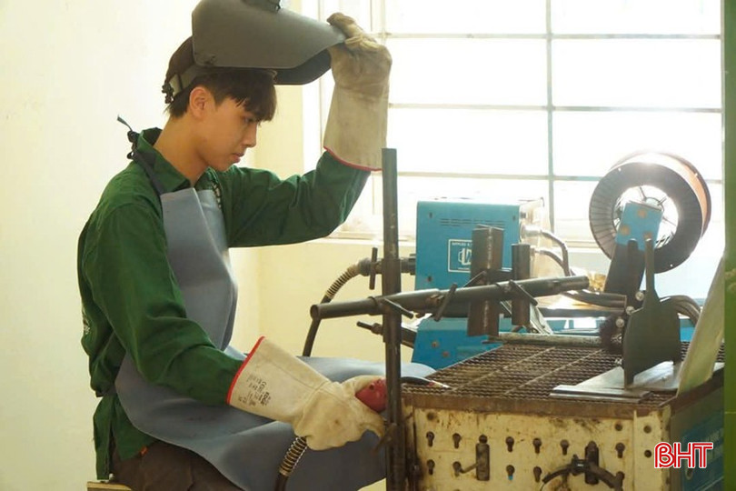 Học sinh Trường Trung cấp nghề Hà Tĩnh thực hành nghề hàn. bqbht_br_dt-z6353532958407-d9538159a1ae20fdd988ae5840ad31e2.jpg