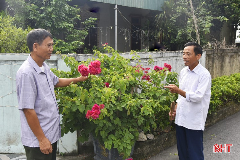 Ông Lê Văn Phẩm (bên phải) thường xuyên gặp gỡ, trò chuyện với người dân về duy trì, nâng chất các tiêu chí khu dân cư NTM kiểu mẫu. bqbht_br_dt-dsc1819.jpg