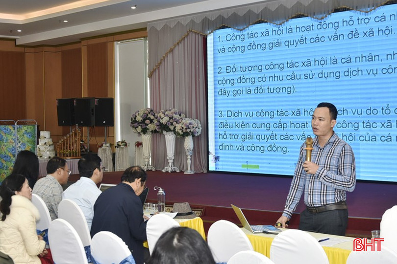 Cán bộ Sở LĐ-TB&XH hướng dẫn nghiệp vụ thực hiện chính sách trợ giúp xã hội và công tác giảm nghèo. bqbht_br_dt-dsc4993.jpg