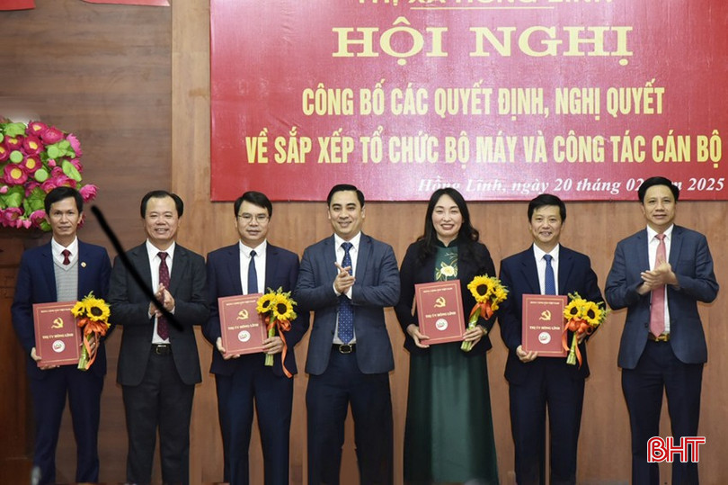 Lãnh đạo TX Hồng Lĩnh trao các quyết định bổ nhiệm cán bộ Ban Tuyên giáo và Dân vận Thị ủy, Ban Tổ chức Thị ủy. Lãnh đạo TX Hồng Lĩnh trao các quyết định bổ nhiệm cán bộ Ban Tuyên giáo và Dân vận Thị ủy, Ban Tổ chức Thị ủy.