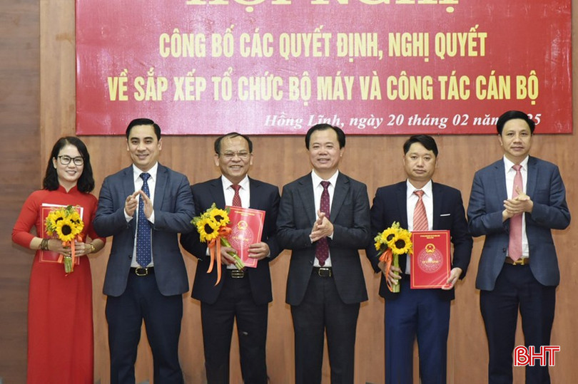 Lãnh đạo TX Hồng Lĩnh trao quyết định bổ nhiệm cán bộ Phòng Nông nghiệp và Môi trường... Lãnh đạo TX Hồng Lĩnh trao quyết định bổ nhiệm cán bộ Phòng Nông nghiệp và Môi trường...