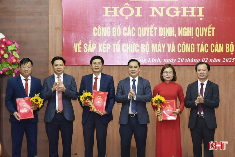 Lãnh đạo TX Hồng Lĩnh trao quyết định bổ nhiệm cán bộ Phòng Nội vụ. Lãnh đạo TX Hồng Lĩnh trao quyết định bổ nhiệm cán bộ Phòng Nội vụ.