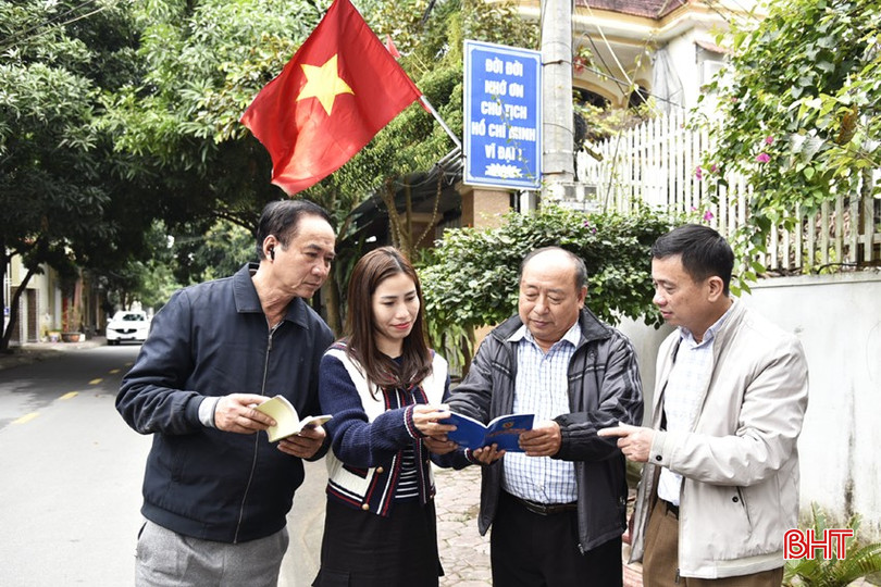Cán bộ Phòng Tư pháp thị xã và cán bộ tư pháp phường Bắc Hồng trao đổi về công tác tuyên truyền, phổ biến giáo dục pháp luật trên địa bàn. bqbht_br_dt-dsc7952.jpg