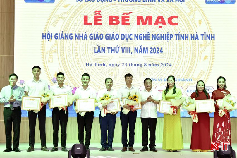 Phó Trưởng ban Tuyên giáo Tỉnh uỷ Nguyễn Trí Lạc và lãnh đạo Sở LĐ-TB&XH trao giải nhì... DT_DSC2663.jpg
