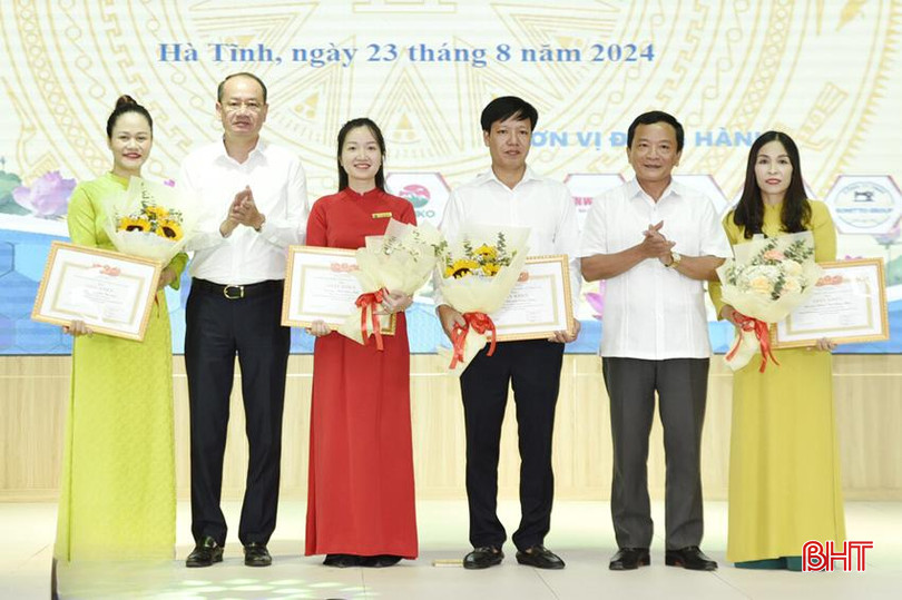 Phó Chủ tịch HĐND tỉnh Trần Văn Kỳ và Giám đốc Sở LĐ-TB&XH Phan Tấn Linh trao giải nhất cho các nhà giáo đạt giải. DT 6a329fd2-5927-44b9-91c5-0e000be1c3fd.jpg