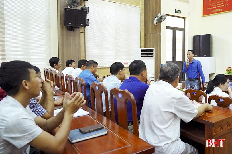 Cán bộ làm công tác giảm nghèo cấp cơ sở ở huyện Nghi Xuân được cung cấp thông tin về chính sách giảm nghèo, Chương trình MTQG giảm nghèo giai đoạn 2021 - 2025. DT DSC09540.jpg