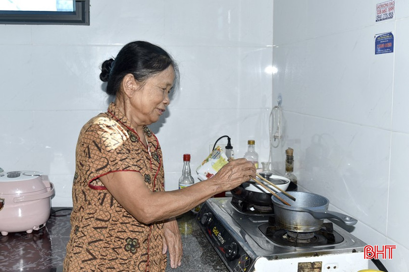 Bà Lê Thị Phong ở TDP 6, phường Bắc Hồng phấn khởi khi được ở trong ngôi nhà mới ước mơ đã lâu. DT_DSC2688.jpg