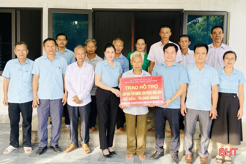 Lãnh đạo TX Hồng Lĩnh và cấp ủy, chính quyền phường Trung Lương trao biểu trưng kinh phí hỗ trợ xây dựng nhà ở trị giá 70 triệu đồng cho gia đình ông Trần Xuân Lâm (TDP Tân Miếu, phường Trung Lương). DT 2HN_duDqPo5ijkqWv9S1.jpg