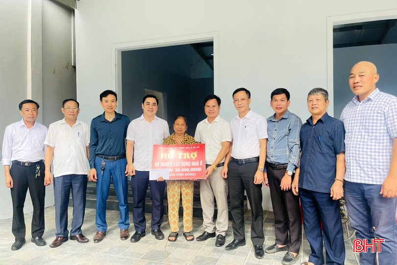 Lãnh đạo TX Hồng Lĩnh trao tiền hỗ trợ xây dựng nhà ở cho gia đình bà Lê Thị Phong (TDP 6, phường Bắc Hồng). DT HT 1_z-czXd2qESSSNzXk.jpg