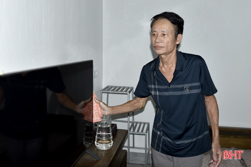 Có ngôi nhà mới, các con của ông Lê Văn Du yên tâm lao động sản xuất để hỗ trợ bố mẹ trang trải cuộc sống, vươn lên thoát nghèo. DT_DSC2747.jpg