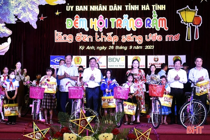 Lãnh đạo tỉnh và huyện Kỳ Anh cùng các nhà tài trợ trao quà cho các em gặp hoàn cảnh khó khăn vươn lên học giỏi tại chương trình “Đêm hội Trăng Rằm - Lồng đèn thắp sáng ước mơ” năm 2023. Ảnh tư liệu. 109d2223742t49891l0.jpg