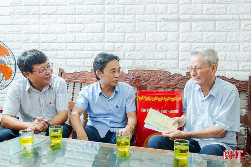 Phó Bí thư Thường trực Tỉnh uỷ Trần Thế Dũng đến thăm hỏi, tặng quà ông Bùi Văn Thuận (SN 1937, TDP 3, phường Tân Giang, TP Hà Tĩnh) là thương binh hạng 3/4, hoàn cảnh gia đình khó khăn, bản thân bị bệnh nặng, sức khỏe yếu. DT z5662921823463-eb2518c44df4e122cc88186fc0610a6f-3111-8636.jpg