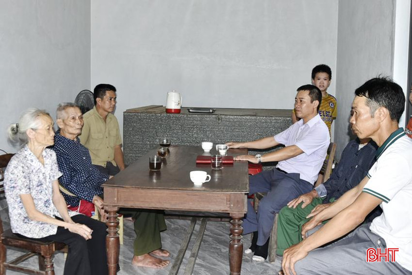 Cán bộ chính sách xã Vượng Lộc và bà con xóm làng, thăm hỏi, chia vui cùng gia đình ông Trần Diêu trong ngôi nhà khang trang mới xây xong. DT_DSC1775.jpg