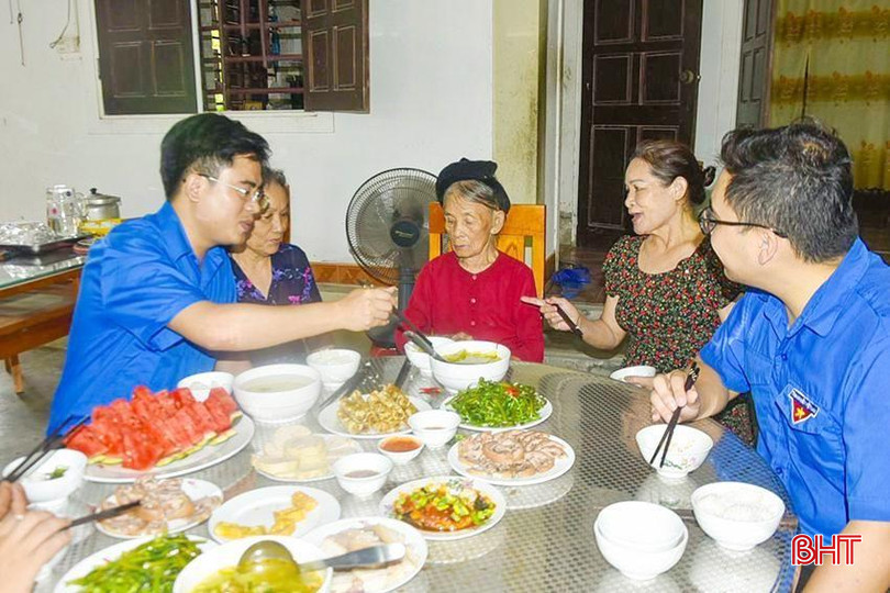 ĐVTN thành phố Hà Tĩnh bên bữa cơm ấm áp với Mẹ Việt Nam anh hùng Nguyễn Thị Ả (phường Thạch Quý). 23-2533.jpg