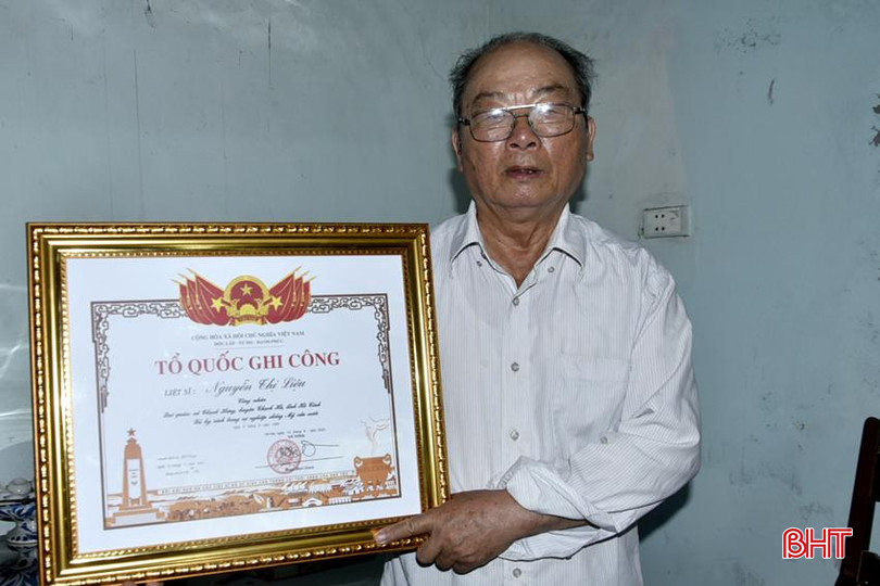 Ông Nguyễn Song Toàn với bằng Tổ quốc ghi công mới được cấp lại. DT_DSC1824.jpg