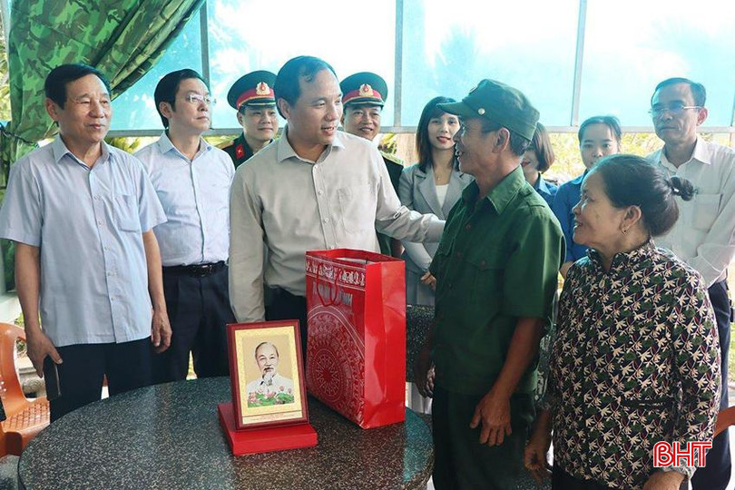 Bí thư Tỉnh uỷ Hoàng Trung Dũng đến thăm, tặng quà ông Nguyễn Văn Bình (SN 1959, ở thôn Quốc Tiến, xã Cẩm Duệ), bệnh binh 3/3, cựu chiến binh gương mẫu trong phong trào hiến đất mở đường xây dựng NTM. DT z5664309064723-aaa383c9be9810ebf28de60e52ef49af-7846.jpg