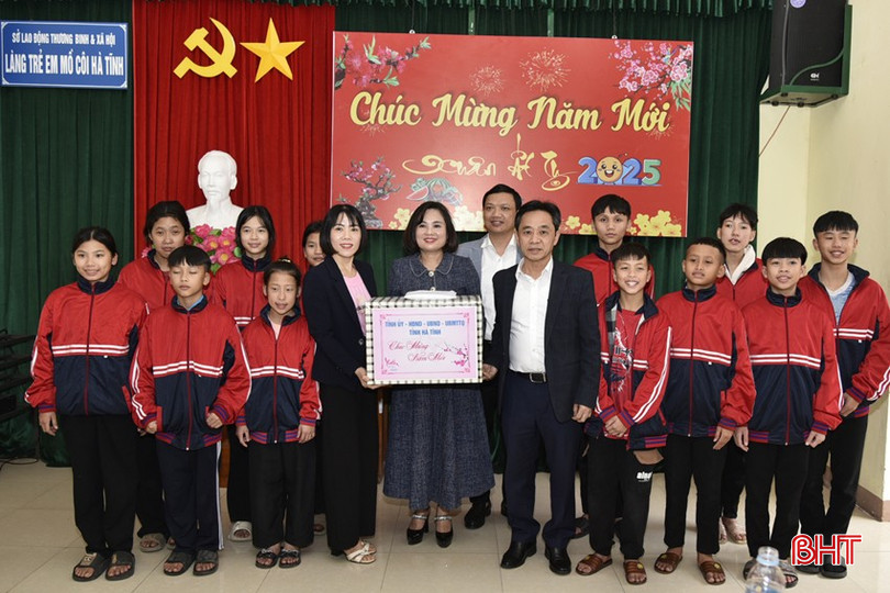 Phó Bí thư Thường trực Tỉnh uỷ Trần Thế Dũng tặng quà cho Làng Trẻ mồ côi Hà Tĩnh dịp Tết Nguyên đán Ất Tỵ. bqbht_br_dt-dsc6756.jpg