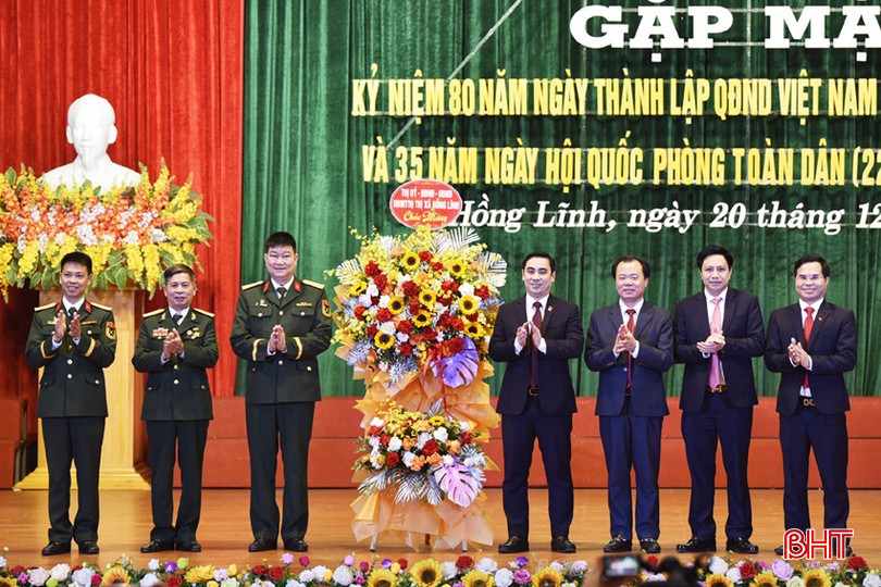 Lãnh đạo TX Hồng Lĩnh tặng hoa chúc mừng Ban Chỉ huy Quân sự TX Hồng Lĩnh, Hội Cựu chiến binh thị xã. bqbht_br_dt-dsc5407.jpg