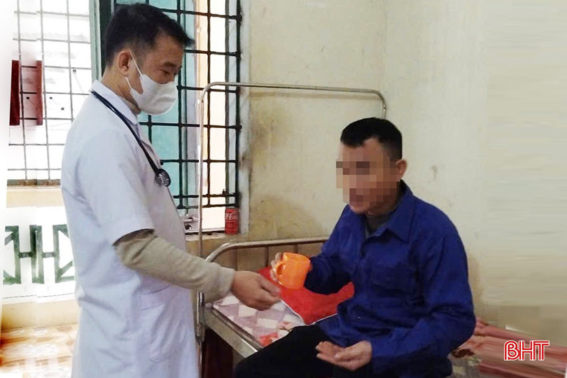 Cán bộ y tế Trung tâm Chữa bệnh – Giáo dục – Lao động xã hội thăm khám và phát thuốc cắt cơn, giải độc cho học viên cai nghiện. bqbht_br_dt-7396792f.jpg