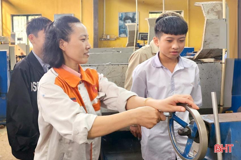 Giáo viên Khoa Cơ khí - Trường Cao đẳng Kỹ thuật Việt - Đức Hà Tĩnh giới thiệu về nghề cơ khí cho học sinh Trường THCS Hưng Đồng (TP Hà Tĩnh). DT 2024_04_11_02_46_334.jpg