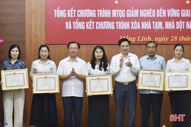 Lãnh đạo TX Hồng Lĩnh trao giấy khen cho các cá nhân có thành tích xuất sắc trong phong trào thi đua “Vì người nghèo - không để ai bị bỏ lại phía sau giai đoạn 2021 - 2025".... bqbht_br_a-a-dt-ffd2320d-db5b-4d3e-8f99-020f85fe781e.jpg