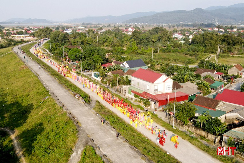 Lễ rước phụng nghinh Thánh (lễ rước Quan Hoàng Mười vân du) tại lễ hội đền Cả - Dinh Đô Quan Hoàng Mười năm 2023 thu hút đông đảo Nhân dân và du khách thập phương tham gia. bqbht_br_dt-dji-0177.jpg